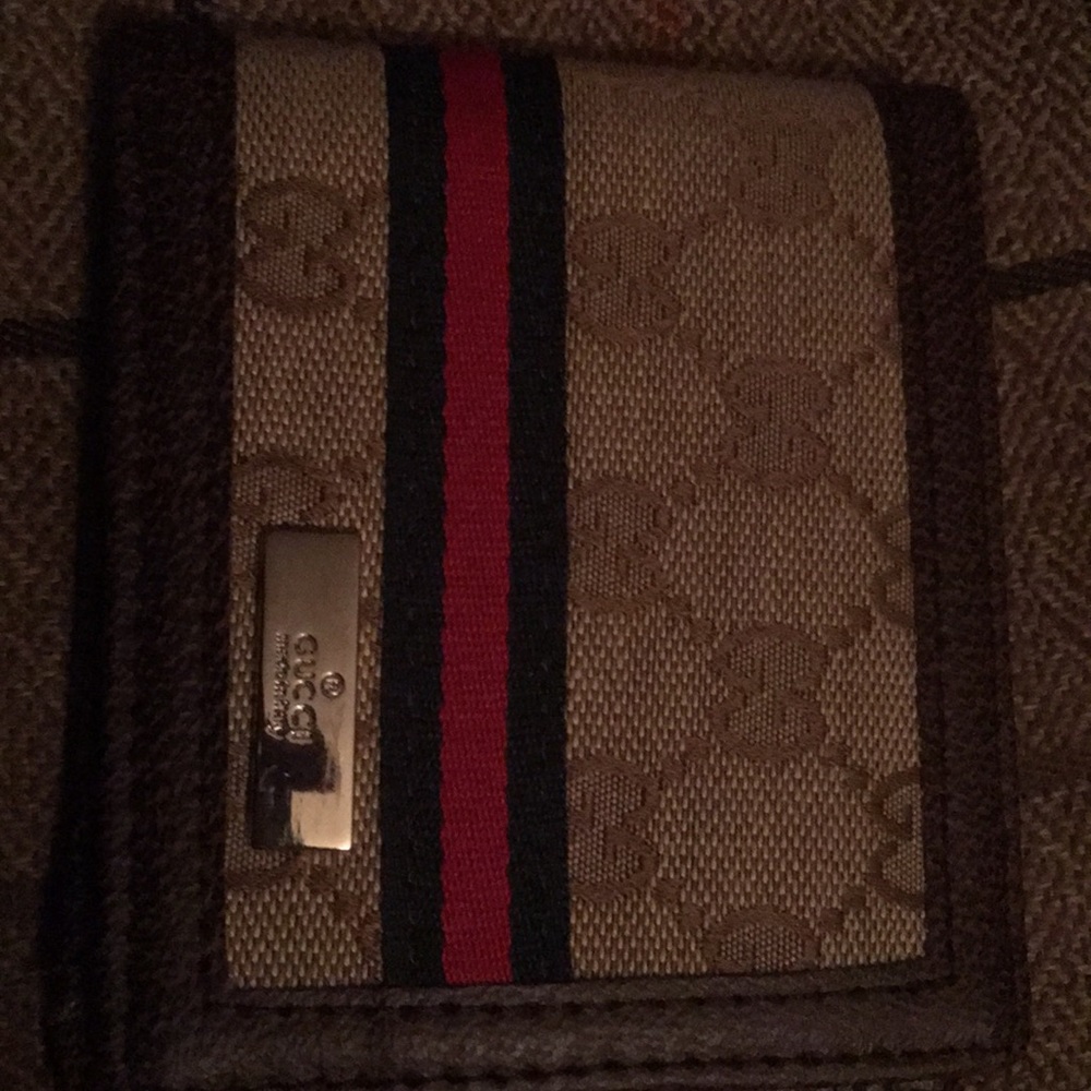 Gucci wallet selling Bc I bought a better one